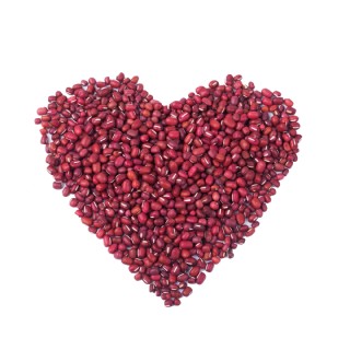 红色心形红豆摆拍实物图