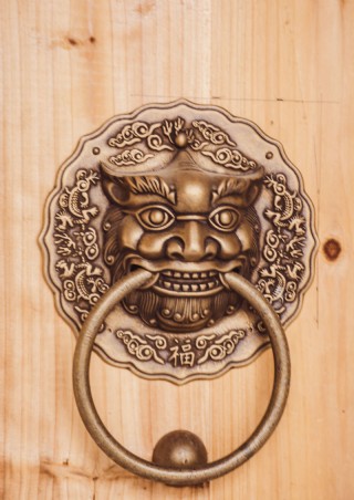木门上的麒麟神兽铜门把手